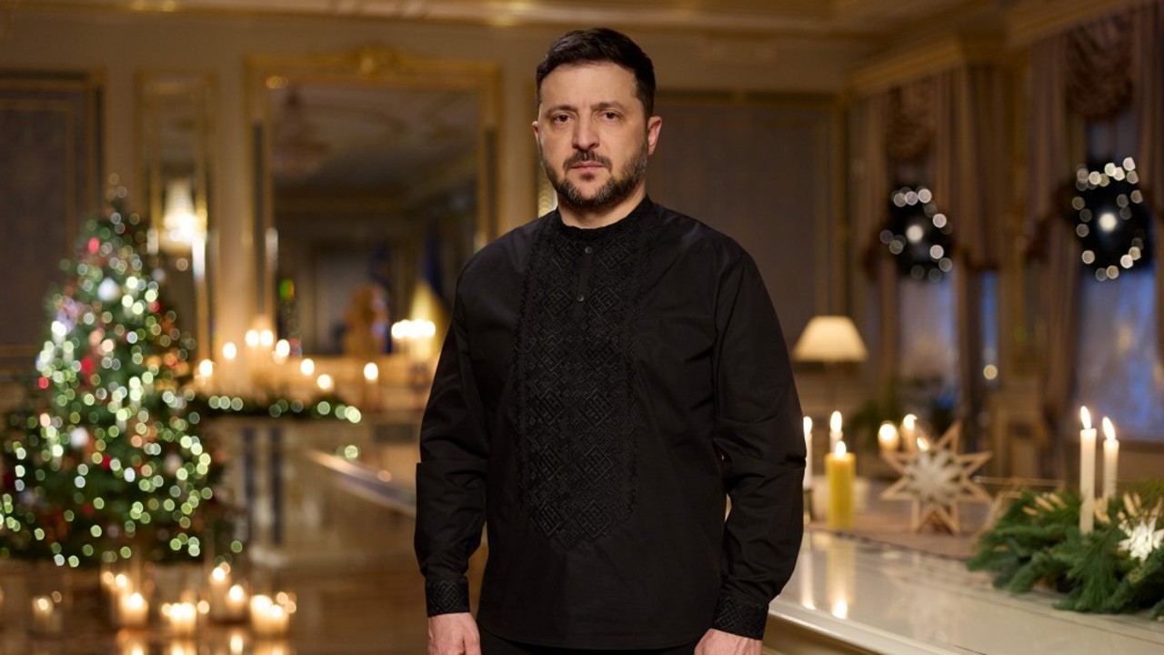 Crăciun în război. Zelenski: „Ne rugăm pentru pacea Ucrainei și o merităm”