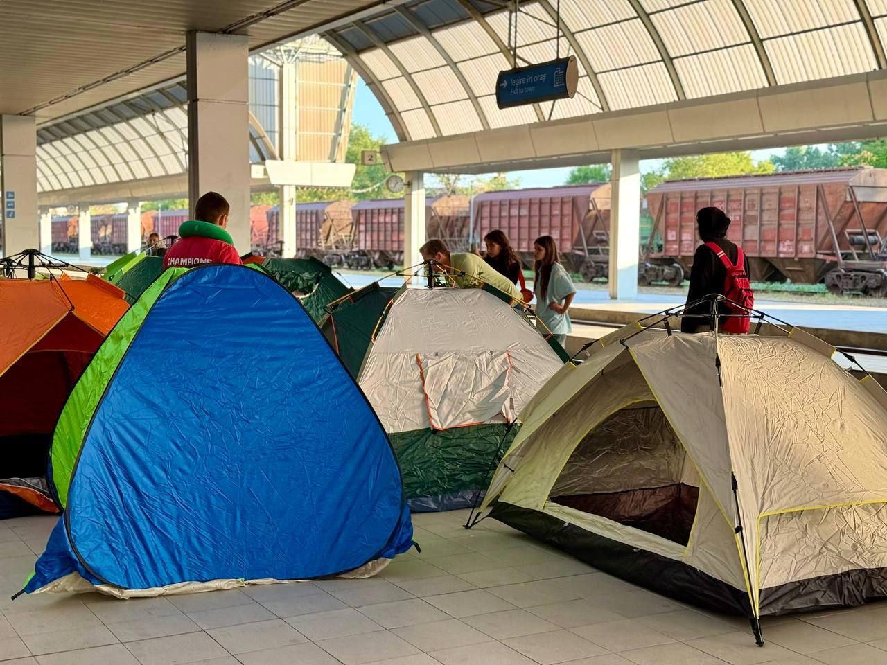 Poliția a zădărnicit protestul neautorizat: corturi direct pe peronul Gării din Chișinău