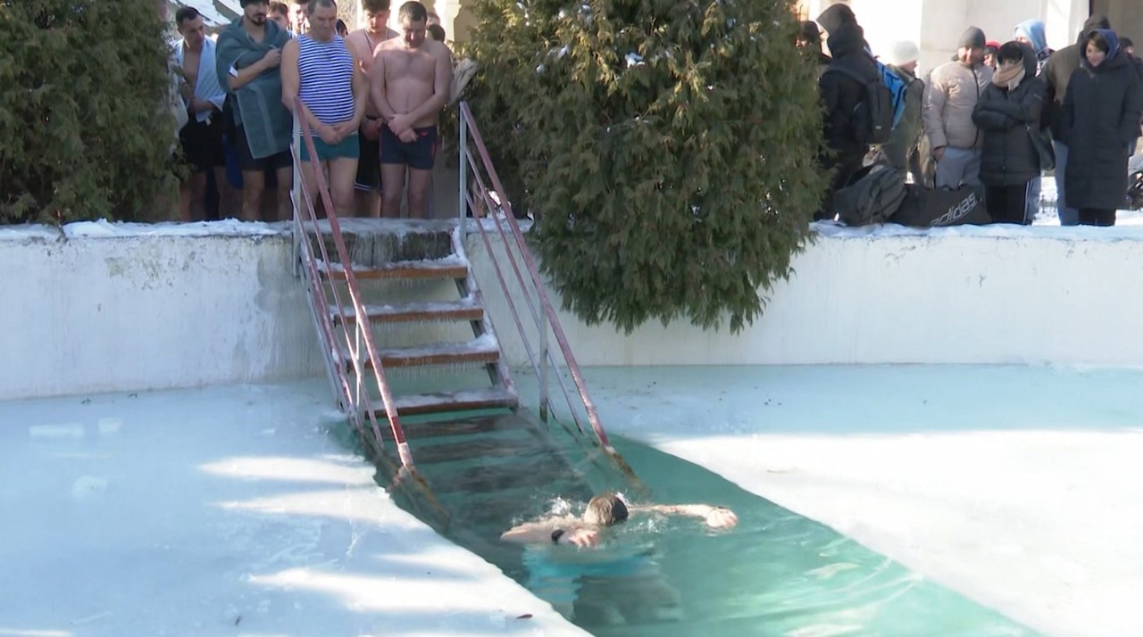 VIDEO | Boboteaza pe stil vechi: slujbă, agheasmă și scufundări în apa rece, la Mănăstirea Țigănești