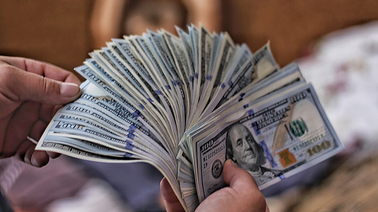 Rușii scot miliarde din bănci pe fondul temerilor privind confiscarea economiilor