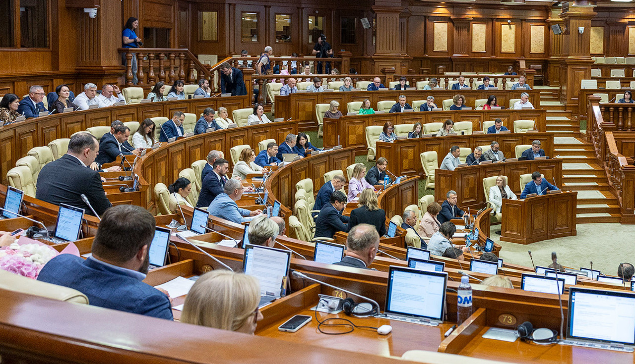 Modificările la Codul Parlamentului, votate în a doua lectură: Guvernul va putea fi chemat la raport lunar, deputații vor avea o „Zi a Opoziției", măsuri împotriva traseismului