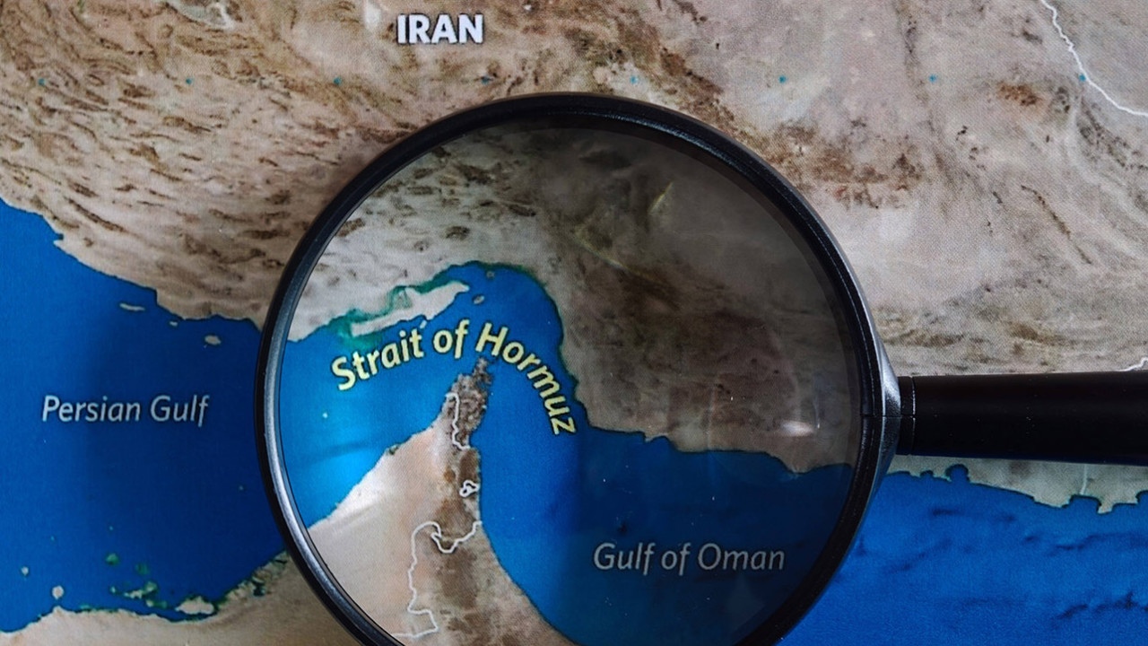 Iranul a anunțat închiderea trecerii libere prin Strâmtoarea Ormuz, ca răspuns la blocada maritimă impusă de SUA