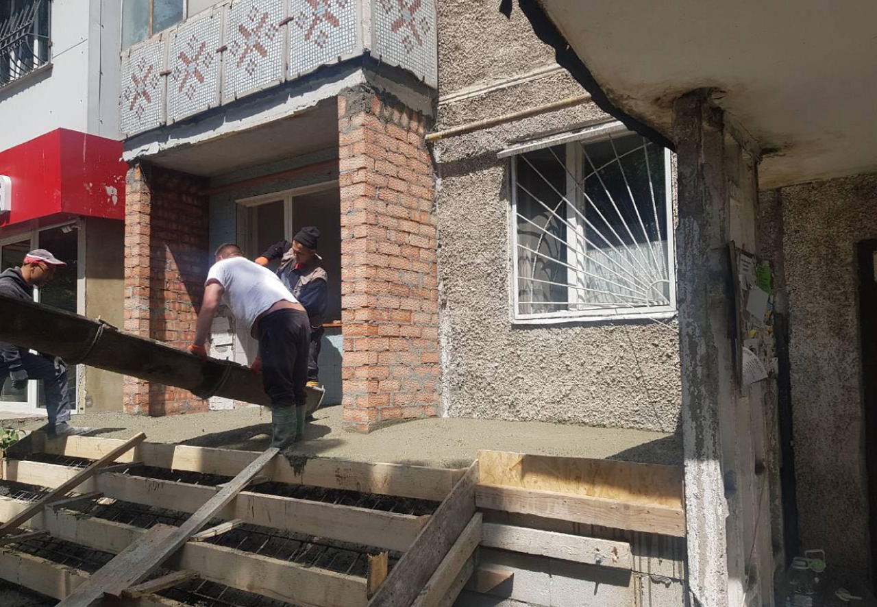 Строительство с нарушениями? Жильцы дома в столице обеспокоены активностью предпринимателя, купившего четыре квартиры на первом этаже 