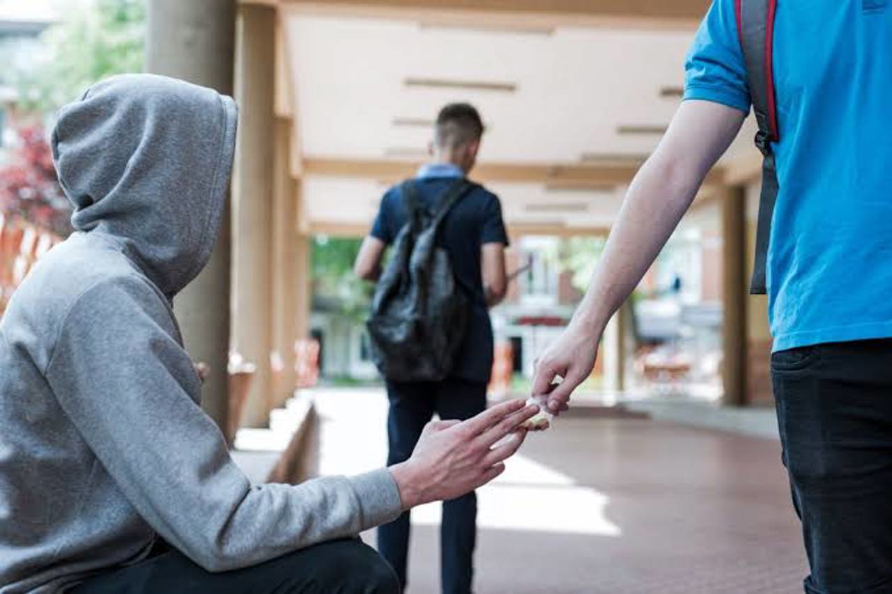 Pericol la școală: Patru minori din Chișinău au împărțit colegilor pastile psihotrope găsite în centre de refugiu