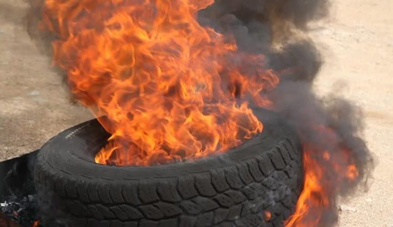 Focurile din anvelope, interzise în noaptea Învierii: sancțiuni pentru cei care ignoră legea