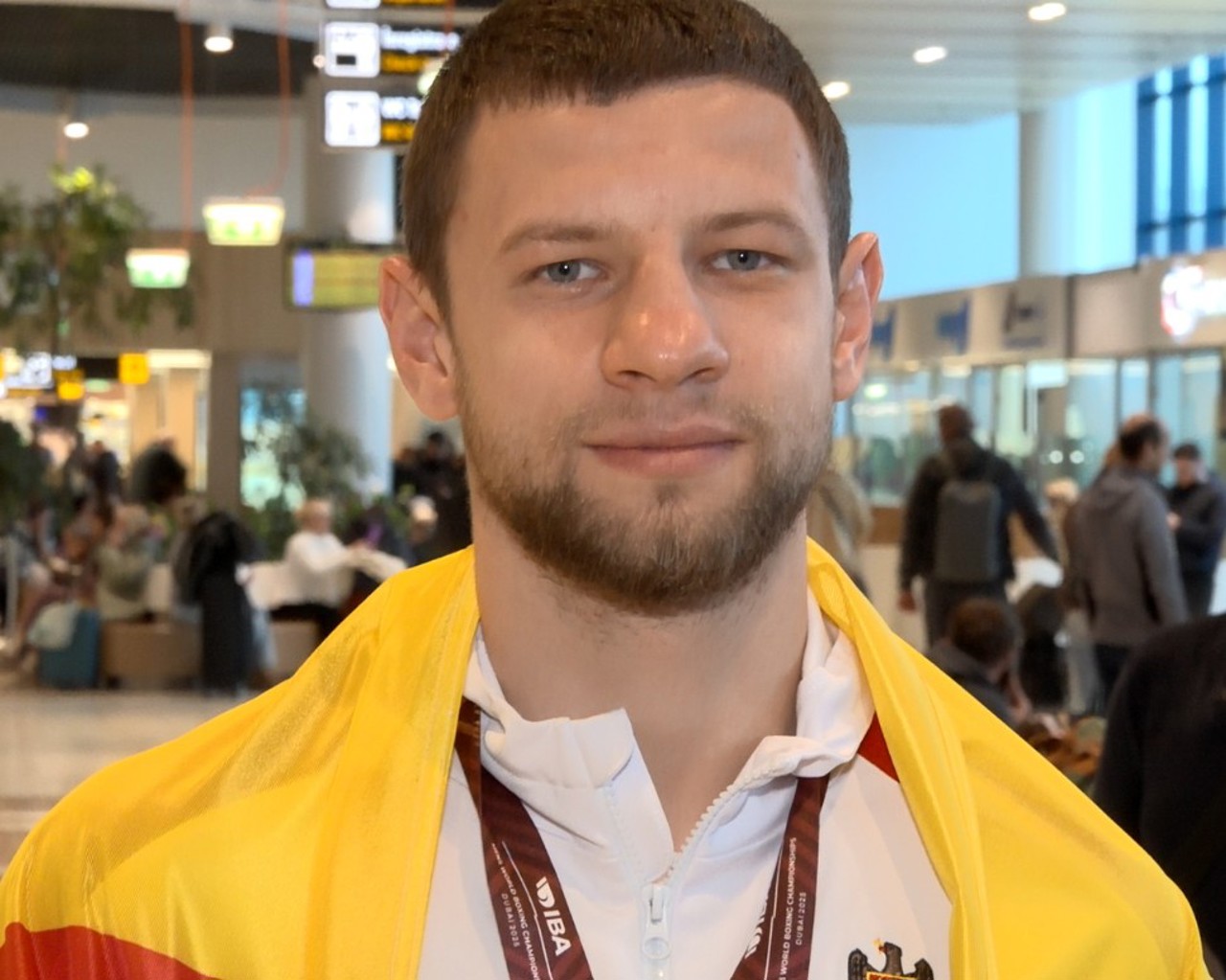 Medalia de bronz de la Campionatul Mondial ajunge acasă! Boxerul moldovean a revenit în țară și a fost întâmpinat așa cum se cuvine la aeroport, cu flori și aplauze 