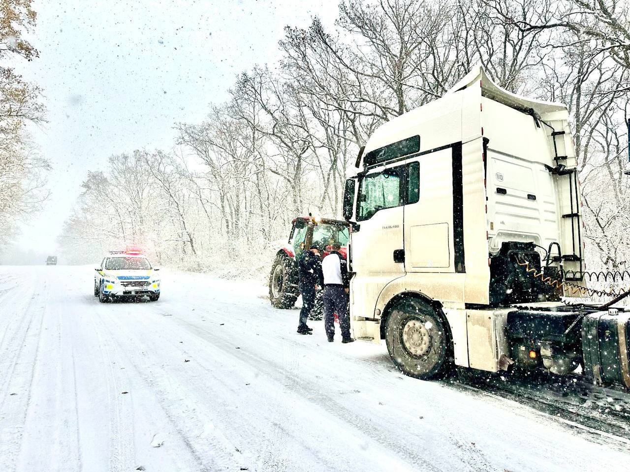 Ninge în nordul țării// Din cauza ghețușului și a ninsorii, mai multe camioane staționează 