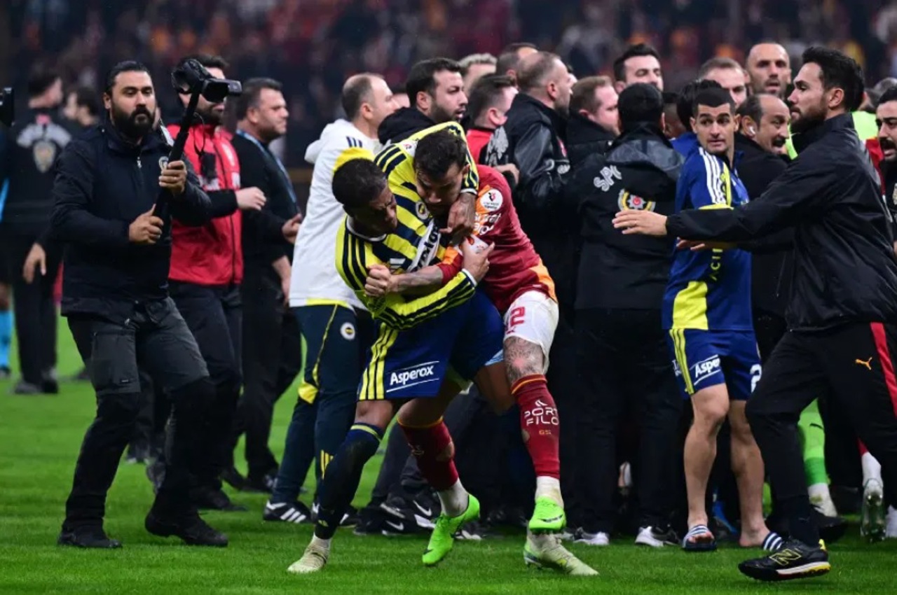 Bătaie la marele meci al fotbalului turc, Galatasaray - Fenerbahce