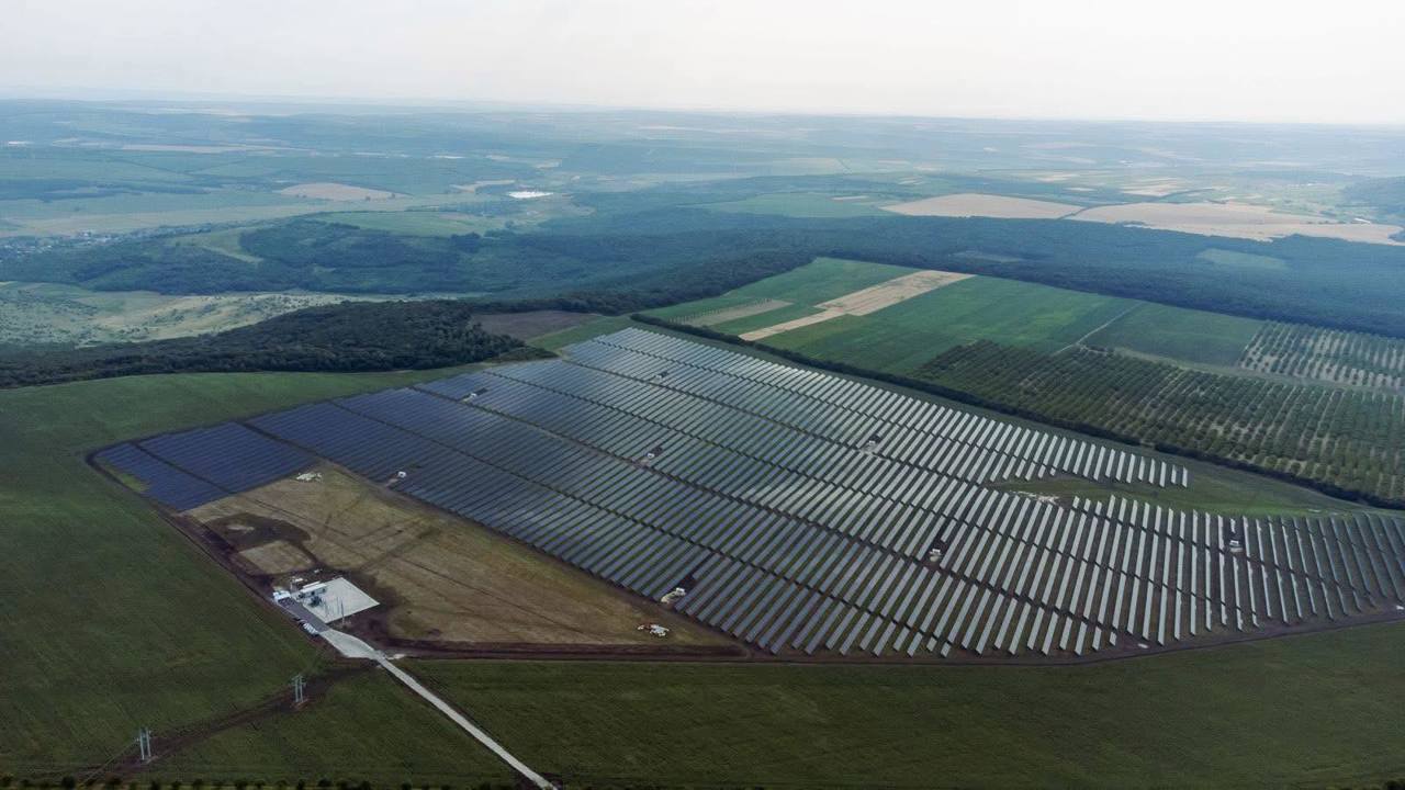 Ministerul Energiei | Cel mai mare parc fotovoltaic din R. Moldova a fost construit la Rădeni, raionul Strășeni, și a fost inaugurat oficial pe 8 iulie 2025. Acesta are capacitatea de 50 de MW și se întinde pe o suprafață de 96 de hectare