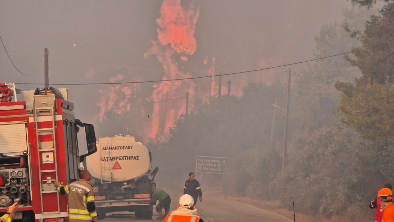 Pompierii moldoveni, implicați în stingerea unui incendiu de proporții dintr-o stațiune grecească preferată de turiștii din R. Moldova