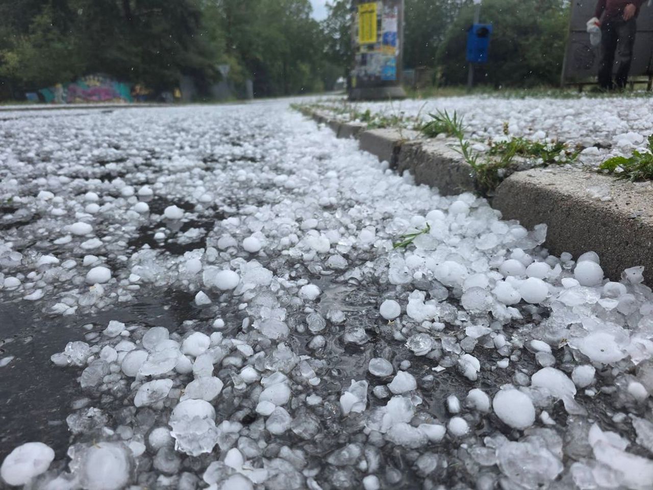 Grindina a făcut prăpăd în estul Slovaciei: Zeci de locuințe și mașini avariate