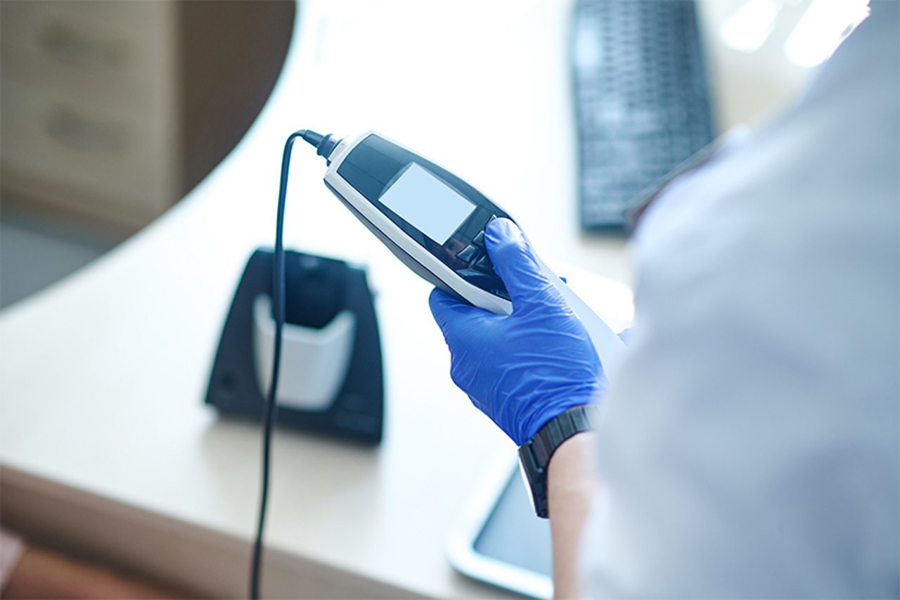 Screening-ul auditiv obligatoriu pentru nou-născuți a fost introdus în maternitățile din țară. Câți copii sunt depistați anual cu hipoacuzie