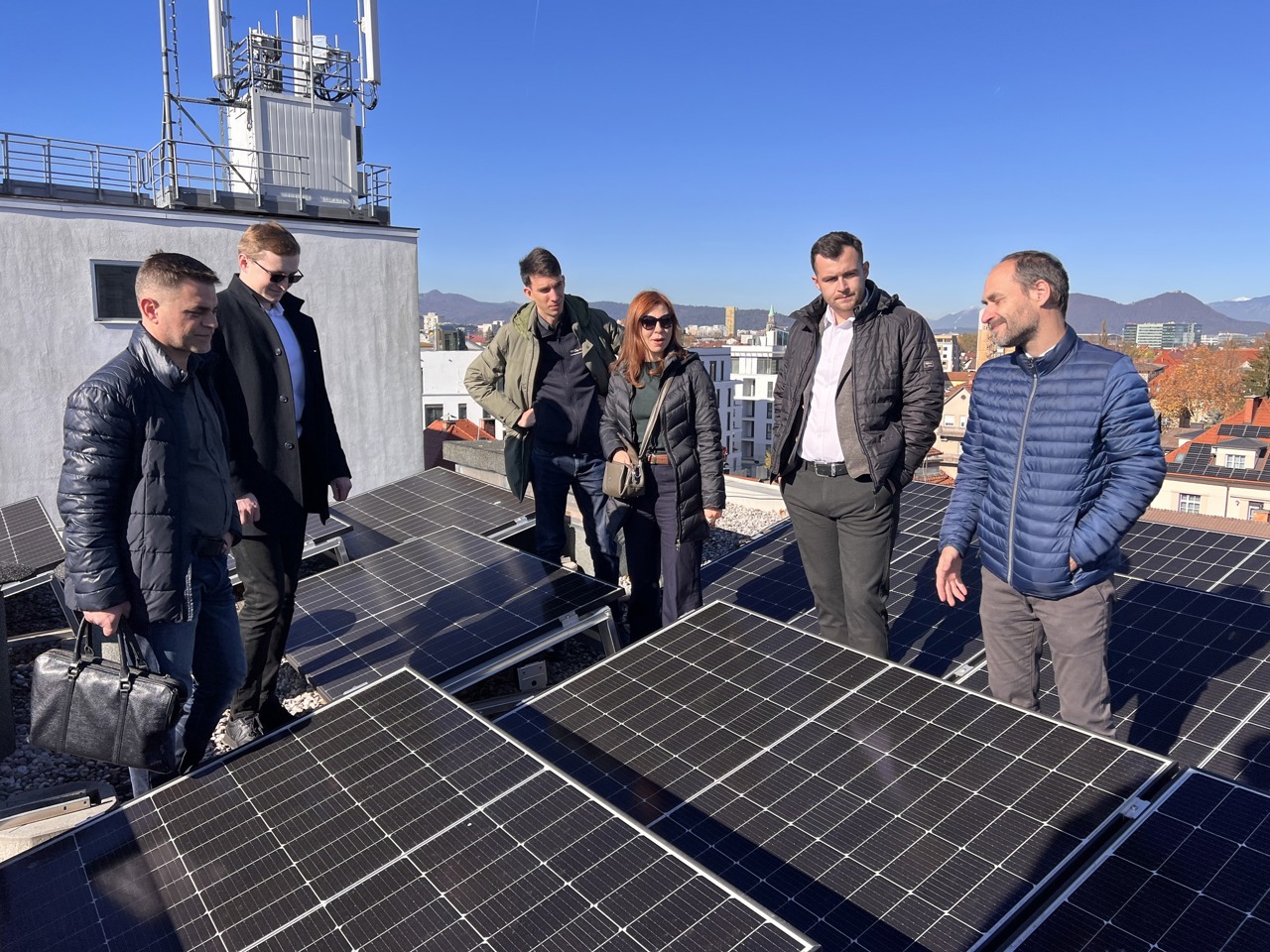 Chișinău: Locatarii din două blocuri din Chișinău își vor înjumătăți facturile datorită panourilor fotovoltaice instalate pe acoperiș