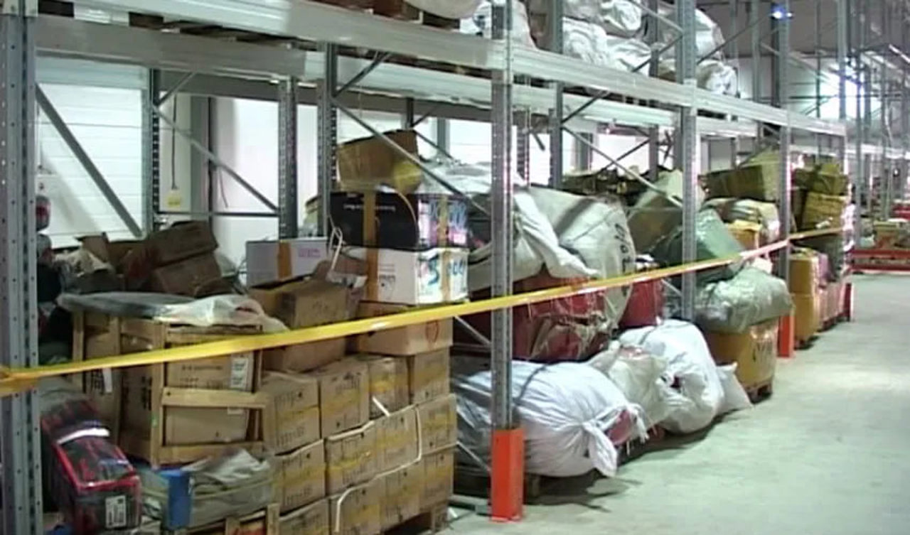 Raport: Bunuri de zeci de milioane de lei, confiscate și ținute în depozite sau vândute cu reduceri de până la 80% din preț