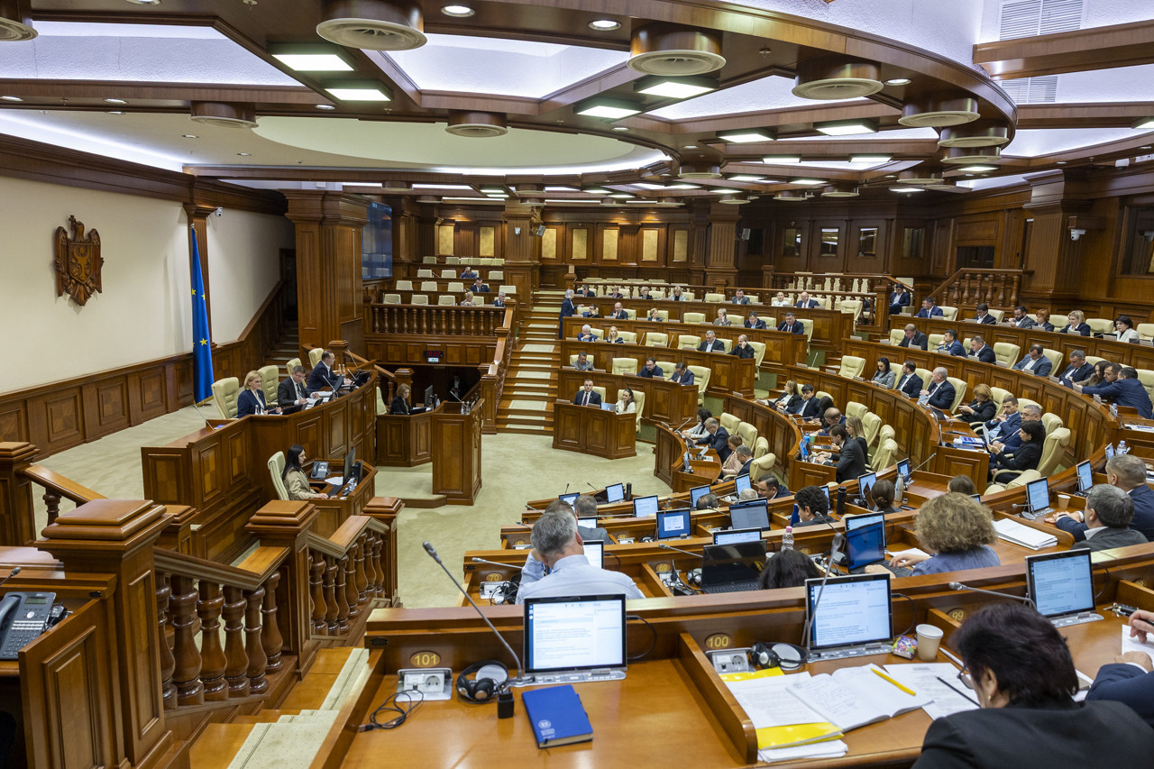 „Cine este agresorul?” sau „Eu condamn orice război”. Dispută aprinsă în Parlament pe tema acordului militar cu Ucraina