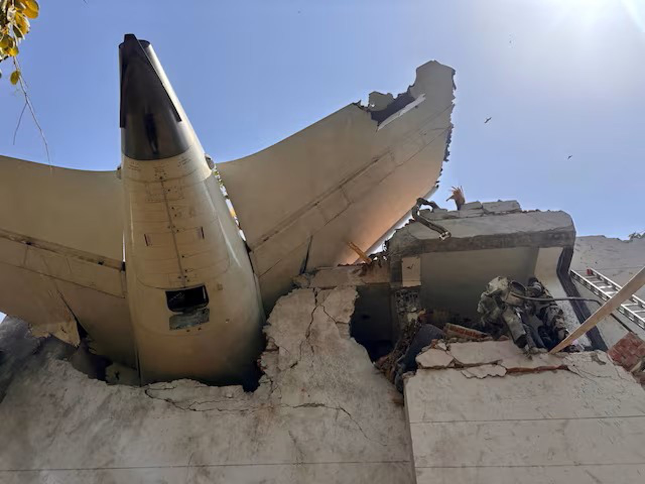 Accidentul aviatic din India // Oprirea motoarelor ar fi cauza prăbușirii, arată un raport preliminar  