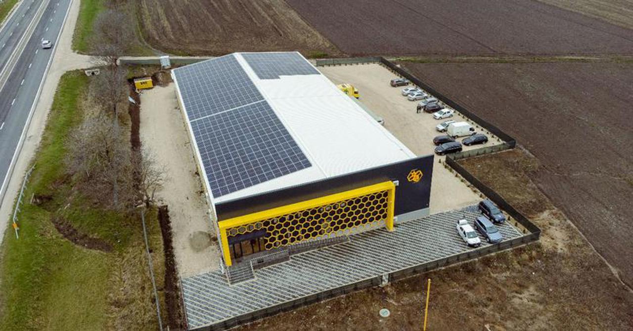 Caută soluții pentru a face economii. Un sistem fotovoltaic, instalat la o cooperativă apicolă din raionul Orhei