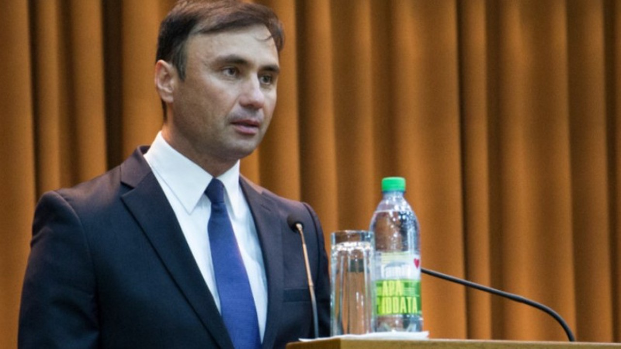 Vitalie Pîrlog, fost angajat al INTERPOL, reținut în Emiratele Arabe Unite. Este acuzat că a șters „notificări roșii” în schimbul a milioane de dolari