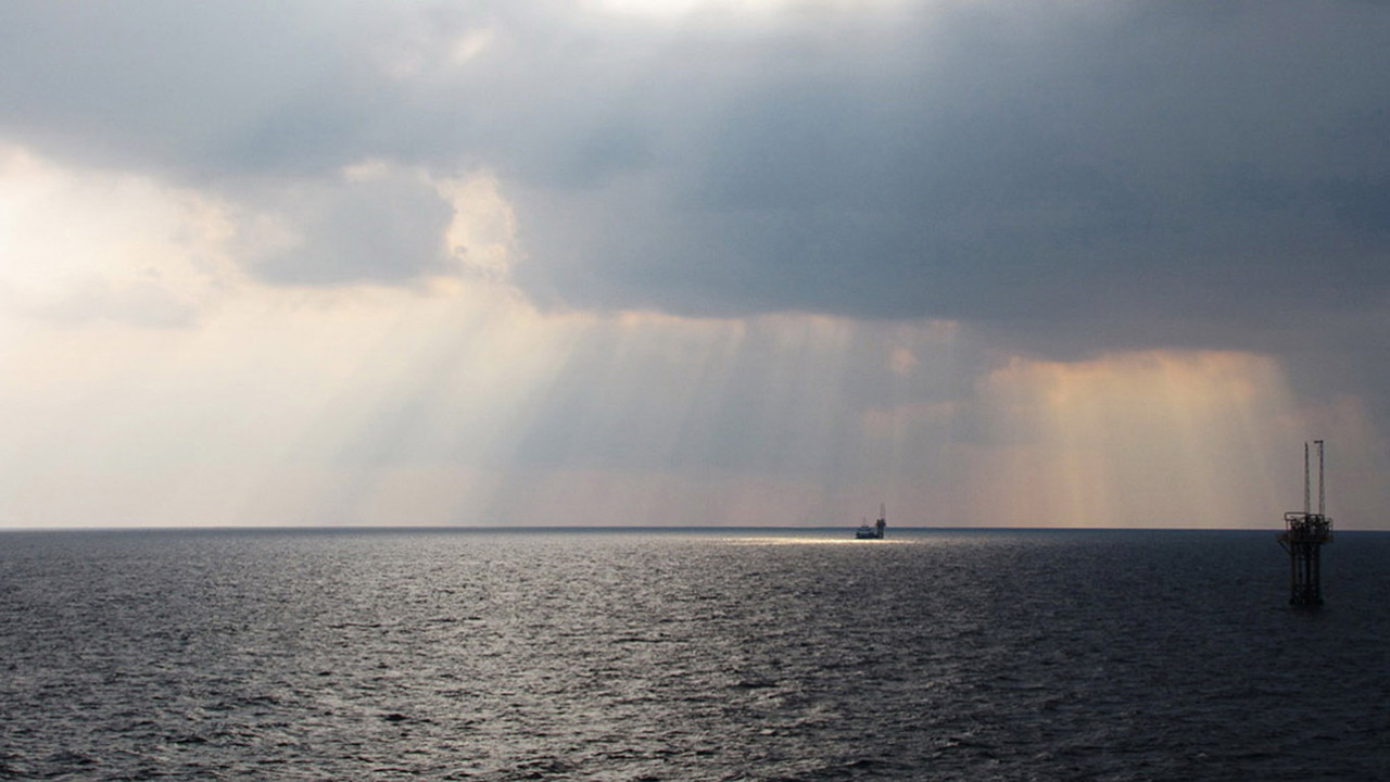 Prețurile la petrol și gaze au scăzut cu aproximativ 10% după anunțul Iranului privind deschiderea Strâmtorii Ormuz