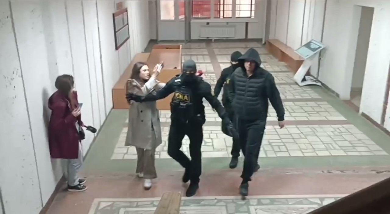 Un procuror și un polițist reținuți în dosarul mitei de 400.000 de dolari, plasați în arest preventiv. Alt polițist - sub control judiciar