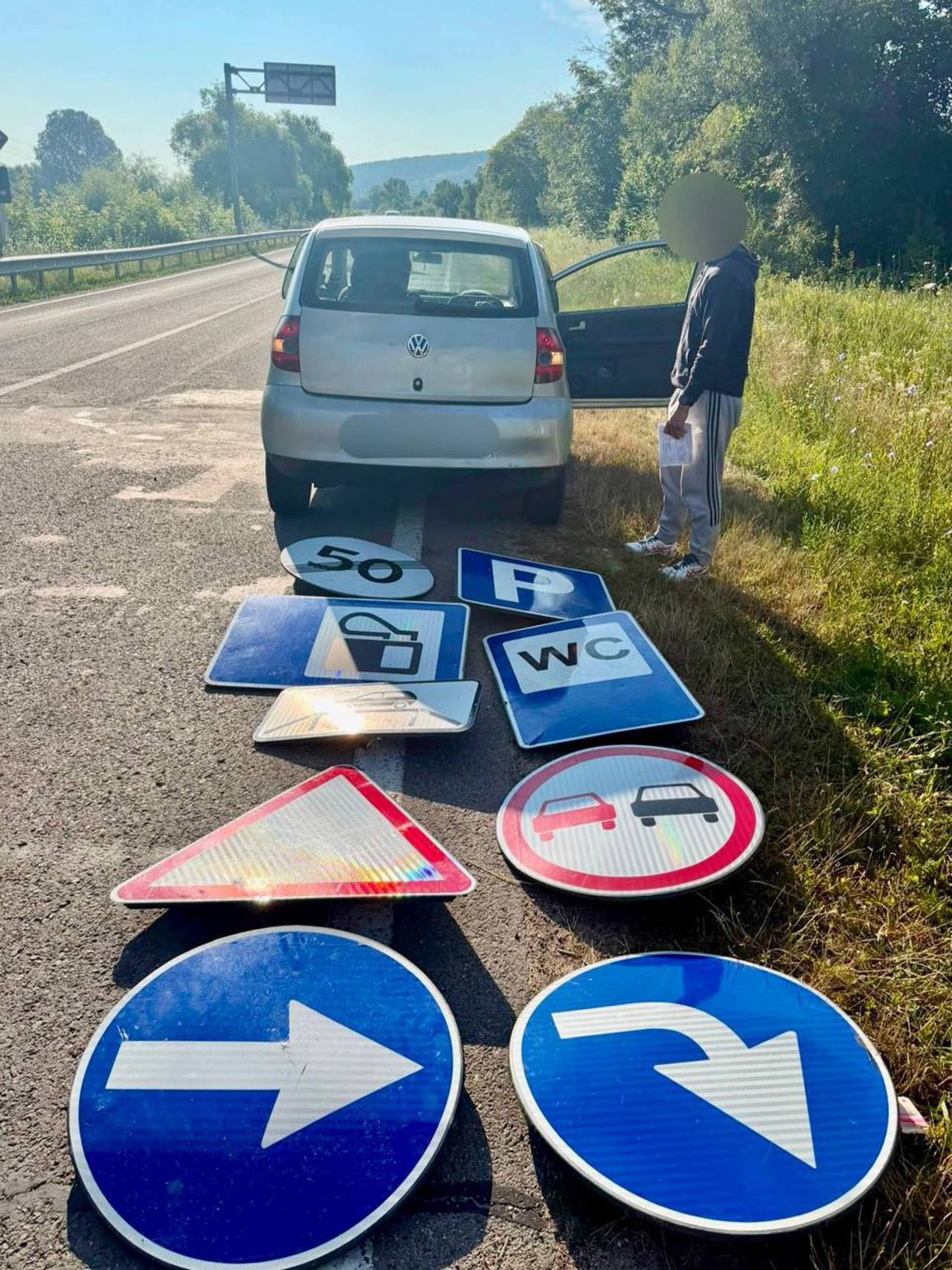 В Оргеевском районе пытались подкупить патрульных, нашедших дорожные знаки в машине