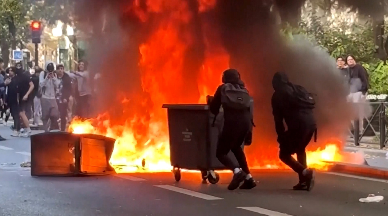 Proteste violente în Franța: Până la 500 de licee își suspendă cursurile