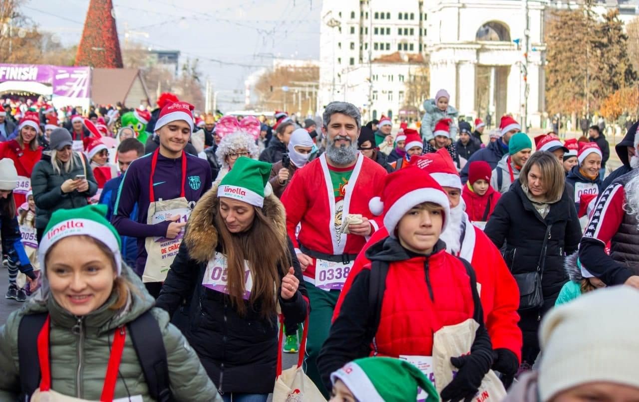 Atmosferă de poveste la Maratonul de Crăciun: copii, părinți și Moși pe traseul de 3 kilometri