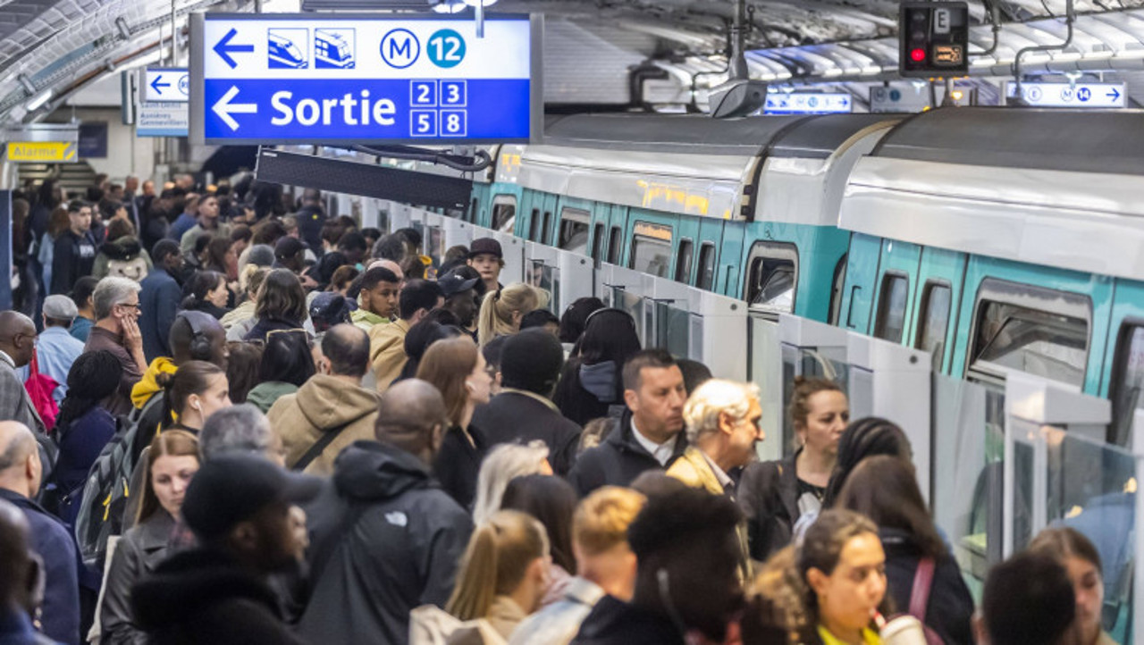 Atac într-un tren în apropiere de Paris: patru persoane, rănite într-o bătaie cu toporul