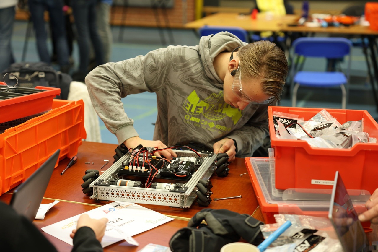 Cinci licee și colegii se vor alătura programului internațional FIRST Tech Challenge: Dosarele pot fi depuse până pe 20 septembrie