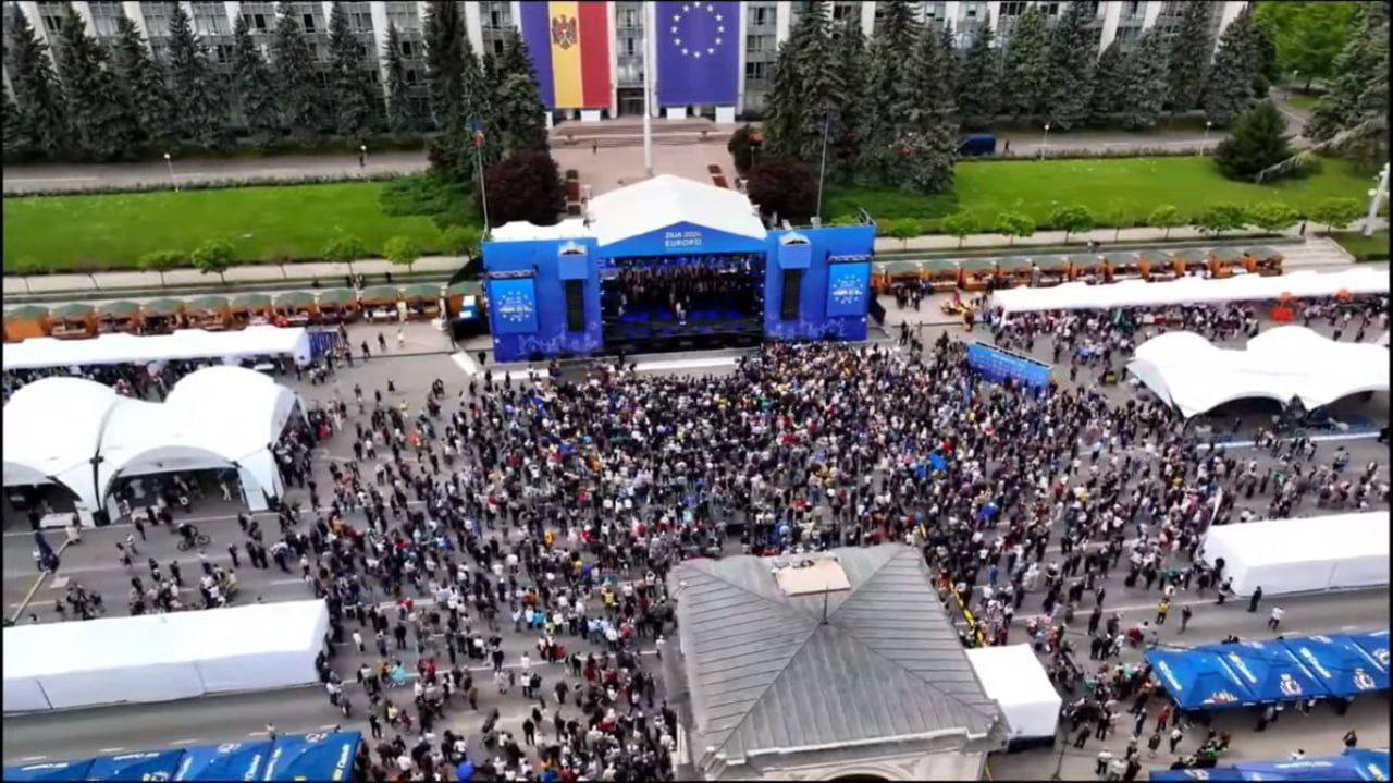 «Европейский Городок» в Кишинэу: Сотни людей торжественно открыли День Европы вместе с президентом Майей Санду и еврокомиссаром Йоханнесом Ханом