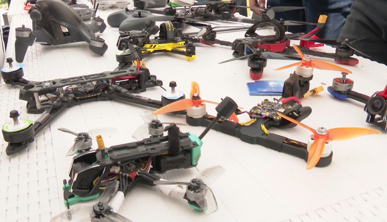 Cei pasionați de tehnologie au putut vedea și testa o gamă largă de drone la festivalul „DroneFest”