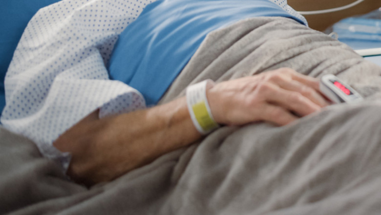 Anenii Noi: Un bătrân de 72 de ani, salvat dintr-un incendiu după ce plita electrică a luat foc