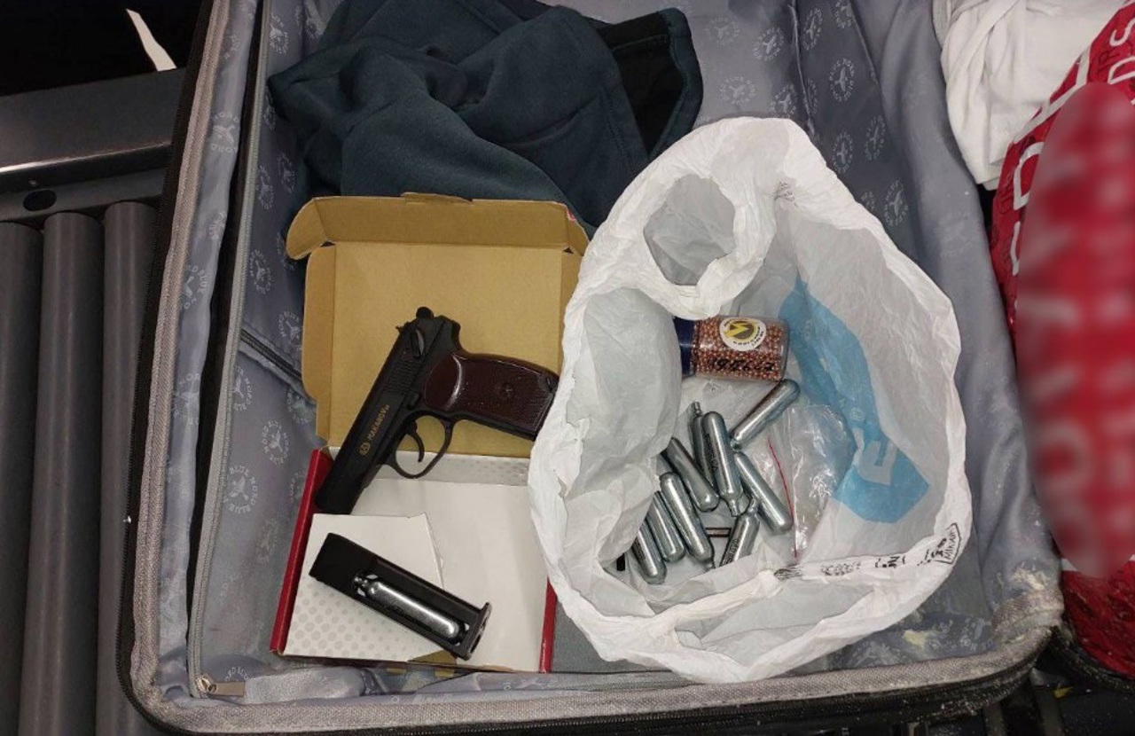 Un pistol pneumatic și muniție, camuflate în bagajul unui străin