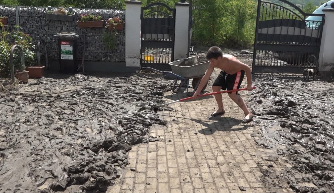 „Totul e în noroi”: Localnicii din Cania, despre pagubele de după ploaia torențială
