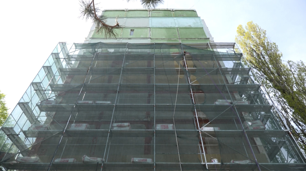 Guvernul finanțează modernizarea primului bloc din capitală inclus în programul energetic