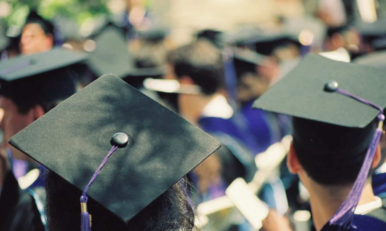 Bursele de merit pentru elevii și studenții romi: Termenul de înscriere, prelungit până pe 20 octombrie