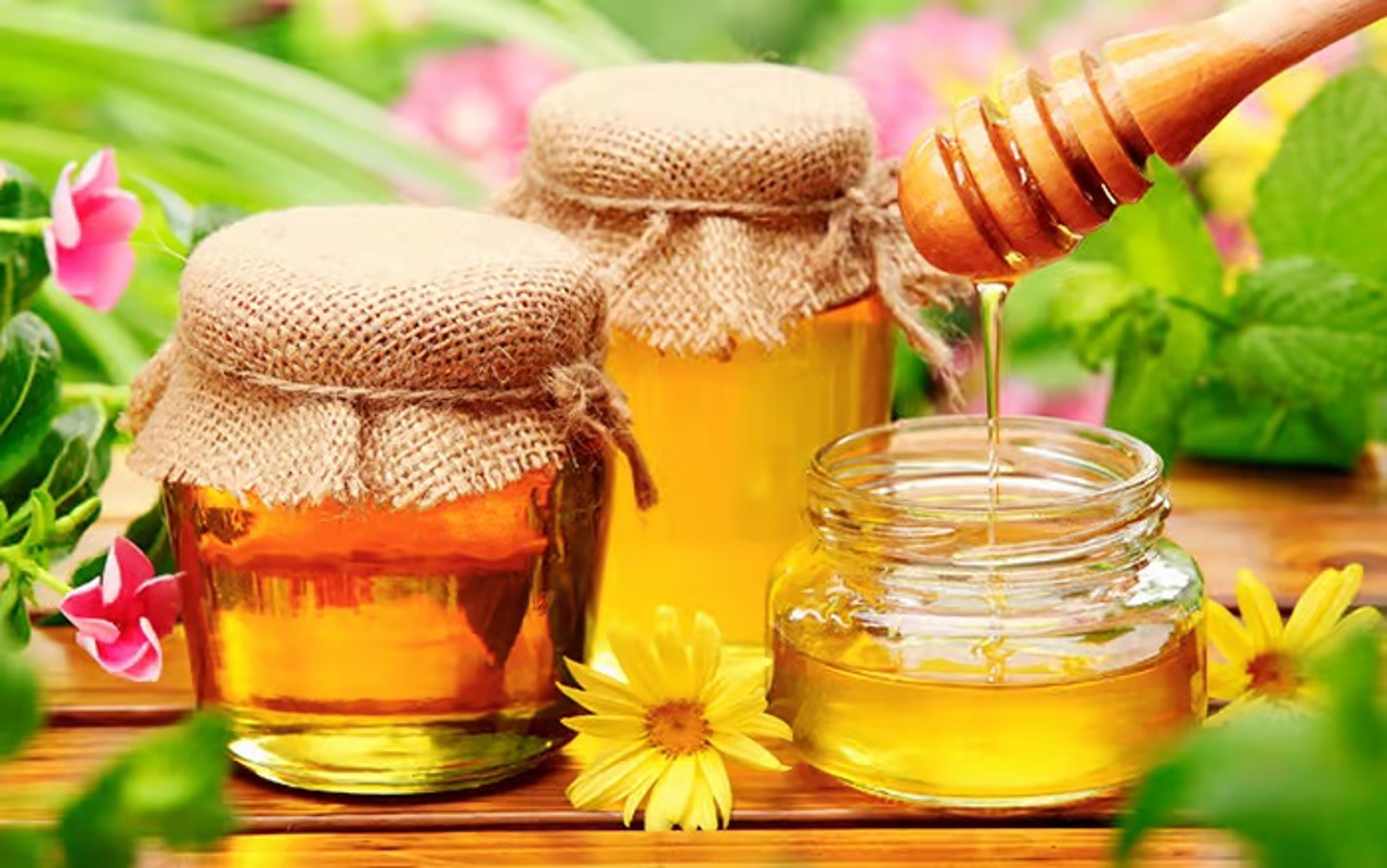 Miere și combinații variate cu fructe, apreciate în țară și peste hotare, succesul unui apicultor din nordul țării 