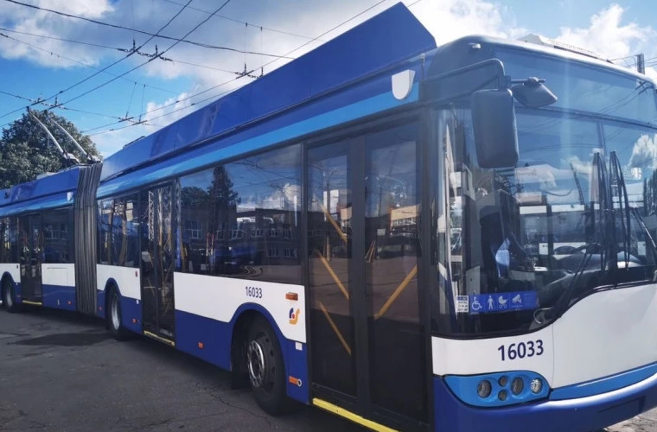 Incident șocant pe o stradă din capitală: Un copil de doi ani a fost spitalizat după ce a alergat în fața unui troleibuz