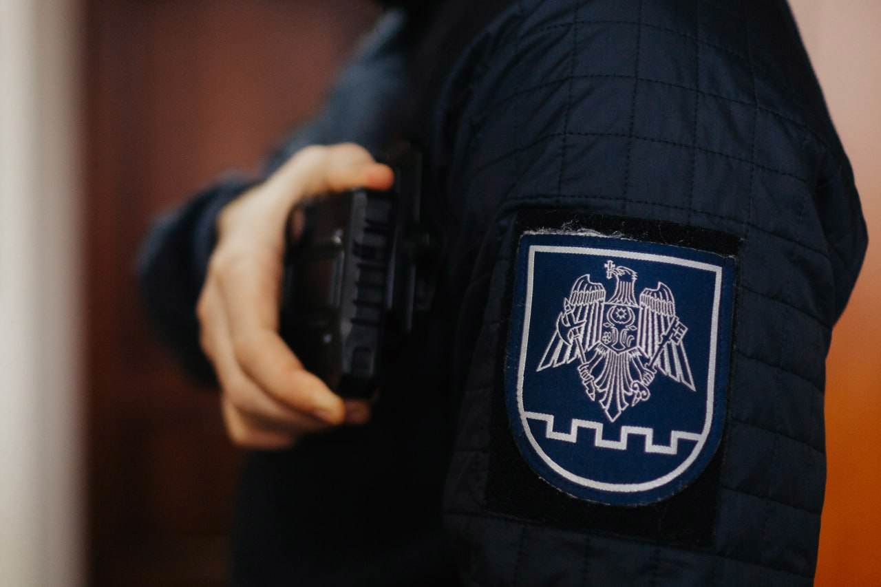 Angajații MAI vor avea în dotare camere portabile pentru a preveni traficul de copii din Ucraina