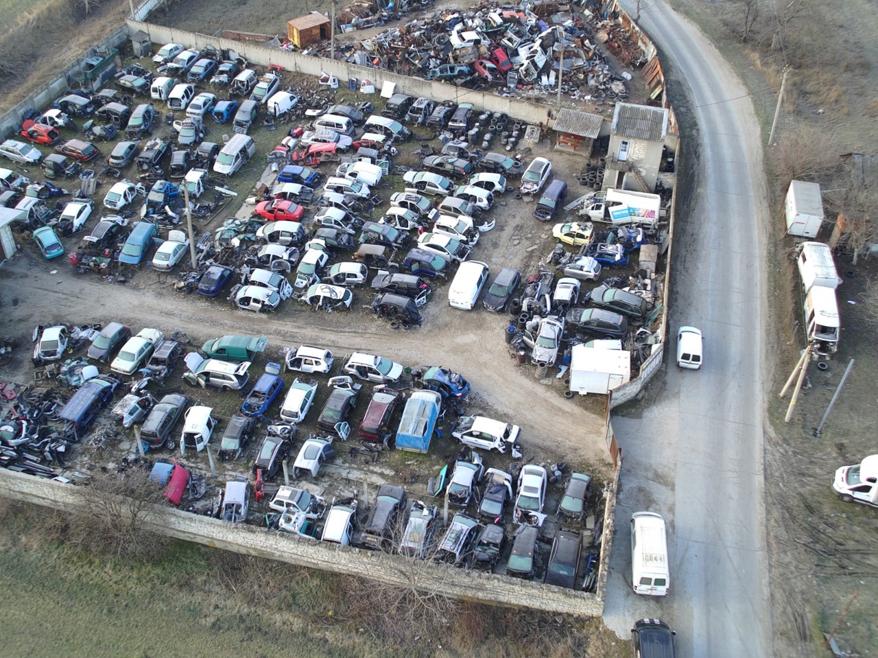 FOTO | Mașini din UE, dezmembrate în R. Moldova: Peste 130 de vehicule, ridicate de oamenii legii