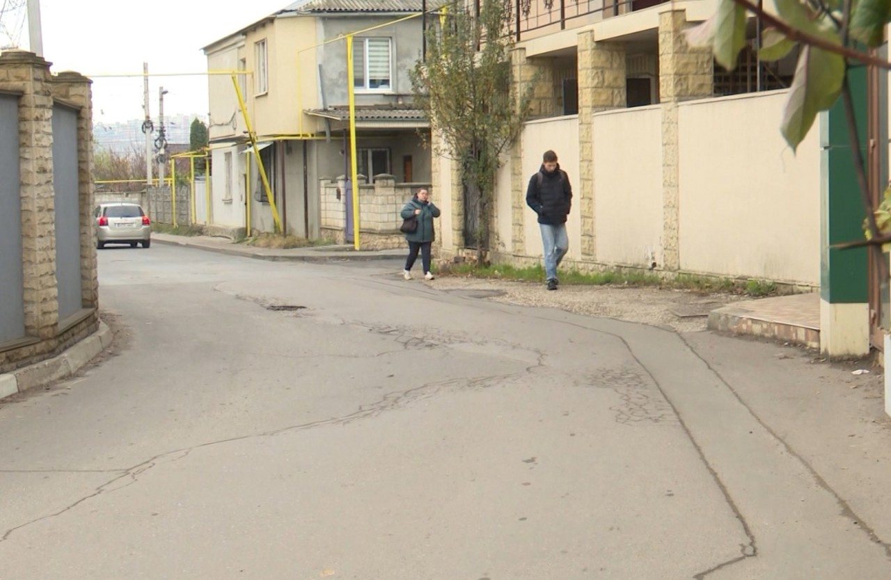 Străzi centrale din Durlești, reparate și curățate de angajați ai Primăriei Chișinău 