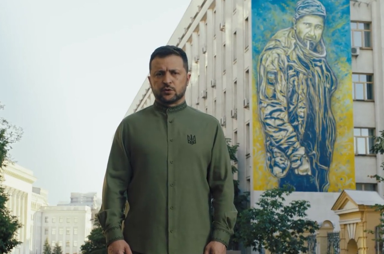 Mesajul lui Zelenski de Ziua Independenții Ucrainei, rostit pe fundalul picturii murale cu chipul soldatului originar din Republica Moldova, împușcat de ruși