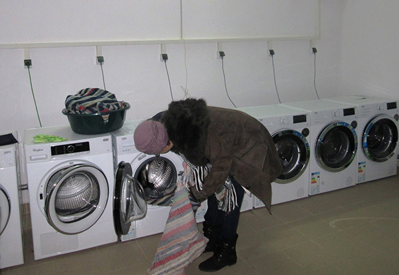 Spălătorii sociale, cu sprijinul UE: „O rază de speranță pentru vârstnicii și persoanele care trăiesc la limita sărăciei”