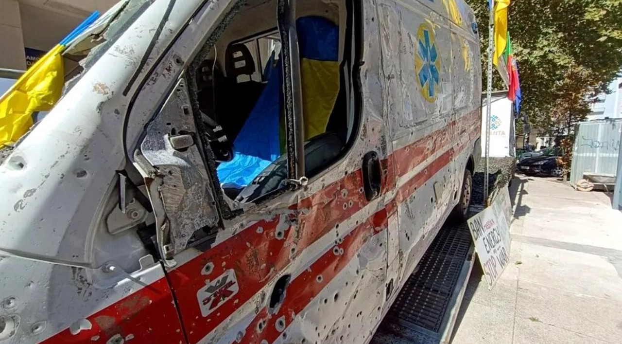 Gest menit să readucă în atenție ororile războiului: O ambulanță ucraineană ciuruită de gloanțe, expusă în fața Ambasadei Rusiei din Lisabona  