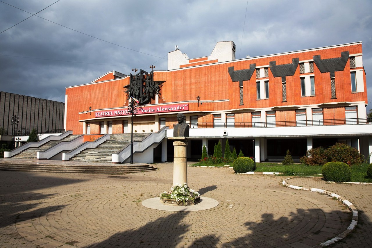 Investiție de 12 milioane de lei în patrimoniul cultural din nordul țării: Acoperișul Teatrului Național „Vasile Alecsandri”, renovat 