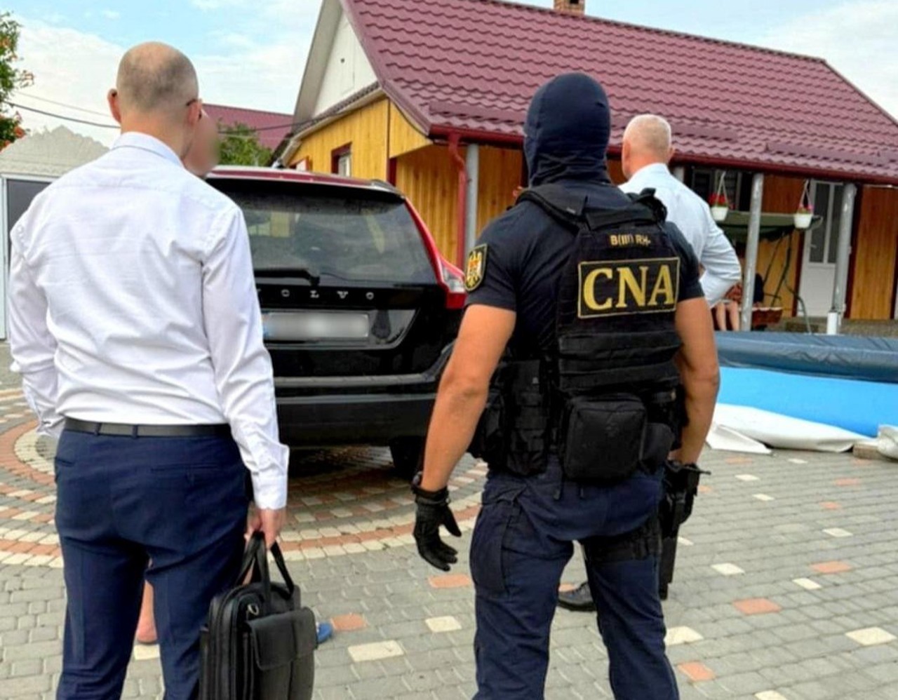 500,000 lei bribe to close case: Lawyer, two intermediaries, and prosecutor detained by CNA
