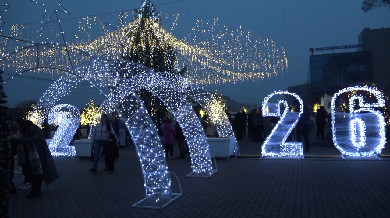 Atmosferă de sărbătoare în sudul R. Moldova: orășel de Crăciun și un brad natural de 17 metri în centrul Comratului 