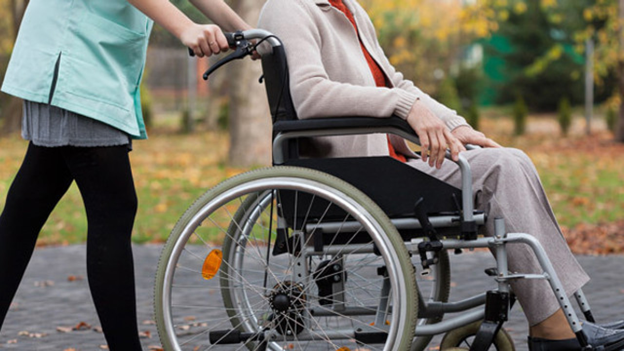 Persoanele cu dizabilități, îndemnate să nu restituie banii ceruți de stat. Ministerul Muncii: Vom examina fiecare caz