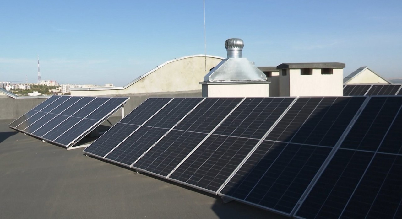 Panouri fotovoltaice, instalate pe acoperișul unui bloc din capitală: Facturi mai mici și independență energetică