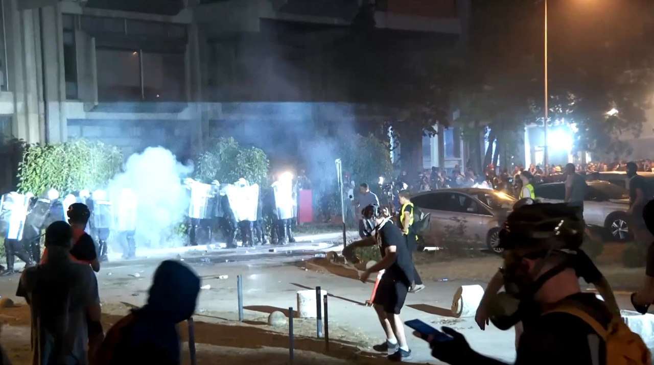 Serbia: Tragedia din gara Novi Sad continuă să scoată oamenii la proteste